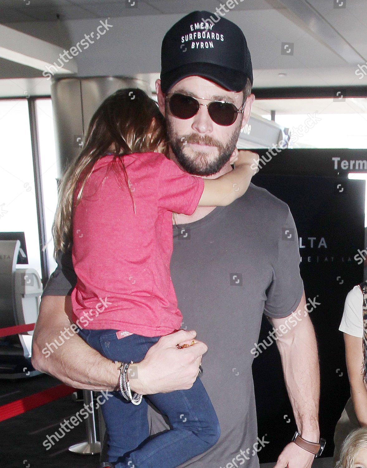 India Rose Hemsworth Biography Reveals Who Chris Hemsworths Daughter Is